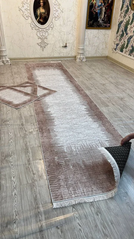 فرشینه استپ دار ۳ لایه ریشه دار (فرش لایت) کیفیت عالی با طرح مدرن بسیار زیبا رنگ کرم قهوه ای کد fhk2076 (با فیلم) تنوع سایز کامل