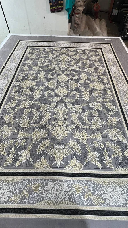 کاور فرش و روفرشی کشدار طرح فرش فوق العاده زیبا زمینه طوسی ترکیب کرم طلایی کد 1۵۶۱ (با فیلم)