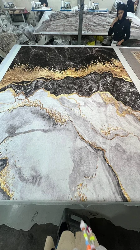 کاور فرش و روفرشی کشدار طرح ماربل زیبا ترکیب رنگ‌ طوسی و مشکی و طلایی کد Rh0811 (با فیلم)