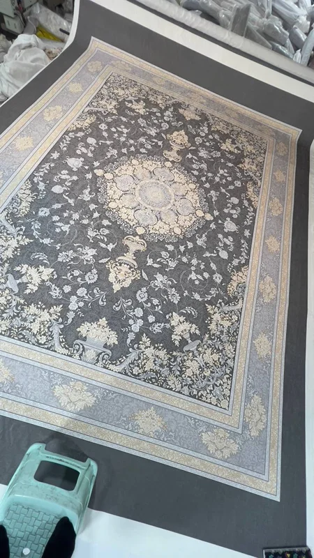 کاور فرش و روفرشی کشدار‌ طرح زیبا رنگ طوسی ترکیب کرم طلایی کد Rh1970 (با فیلم)