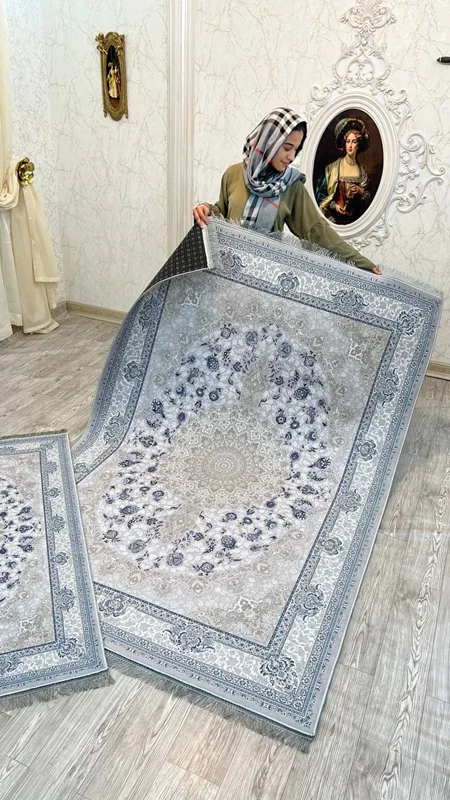 فرشینه استپ دار ۳ لایه ریشه دار (فرش لایت) کیفیت عالی طرح محشر با رنگ فیلی ترکیب سرمه ای کد fh0644 (با فیلم) تنوع سایز کامل