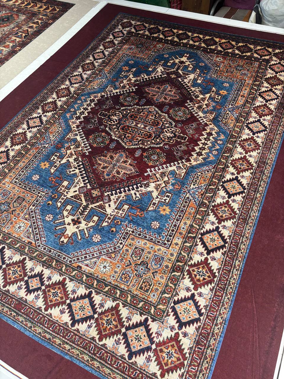 کاور فرش یا روفرشی کشدار طرح سنتی زیبا زرشکی ترکیب آبی و کرم با پارچه کیفیت درجه یک کد Rh2062 با فیلم لایو