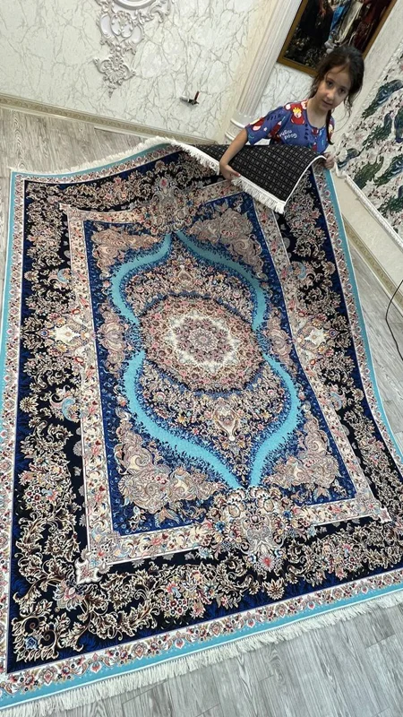فرشینه پشت استپ دار (ترمز دار) کیفیت عالی طرح اصیل تبریز بسیار زیبا رنگ آبی درباری کد fh1880 (با فیلم) / light carpet with stop-layer code 1880
