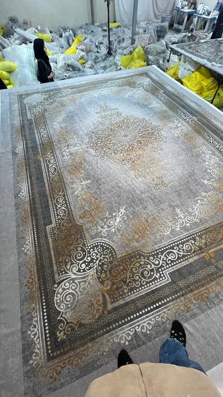کاور فرش و روفرشی کشدار‌ طرح بی نظیر رنگ طوسی ترکیب کرم طلایی کد Rh1974 (با فیلم زنده)