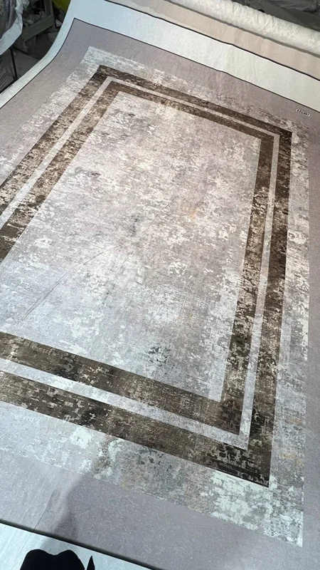 کاور فرش و روفرشی کشدار طرح مدرن رنگ نسکافه ای ترکیب طلایی کد 0872 (با فیلم)